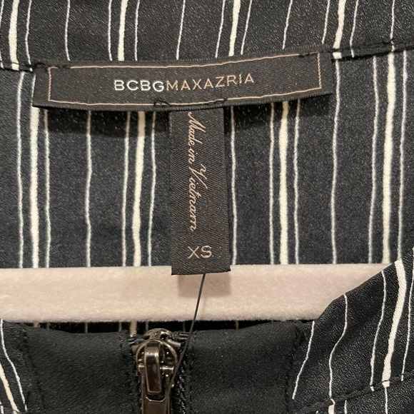 BCBG MaxAzria Tunic Blouse Size XS Black and White. Stylish short-sleeved design - Picture 6 of 9